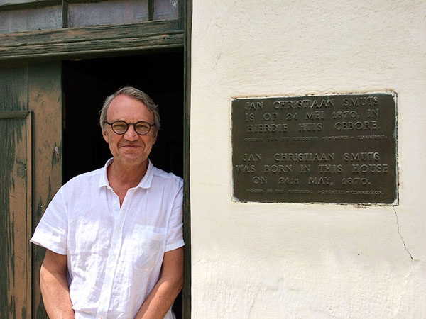 Cees Renckens bij het geboortehuis van Jan Smuts, die de term 'holisme' bedacht.