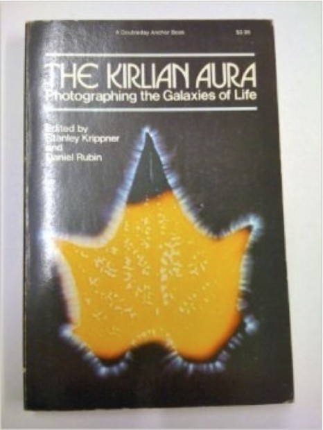 Boek uit 1974 over Kirlianfotografie. Ondanks dat de samenstellers academici zijn is de benadering van het verschijnsel vooral een occultistische. 