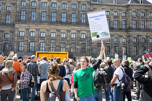 tegendemonstratie tegen March Against Monsanto: March Against Myths About Modification op de Dam