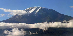 De Kilimanjaro, gezien vanuit Moshi ,Tanzania (WikiMedia Commons)