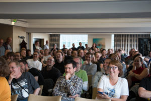 Het publiek geniet van korte maar krachtige presentaties tijdens SkeptiCamp. (Foto: Andy Wilson)