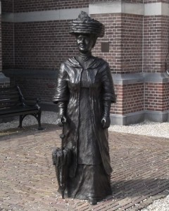 Standbeeld van koningin Wilhelmina voor de Grote Kerk te Apeldoorn.