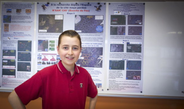 William Goudry voor een posterpresentatie van zijn onderzoek