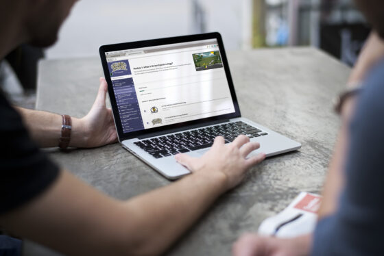 Laptop met de cursus op het scherm