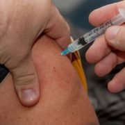 Antivaccinatiefabeltje leidt tot moordpoging op arts van consultatiebureau 10